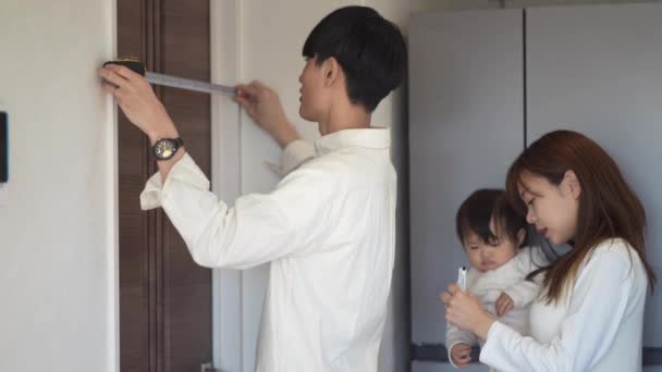 Батьки і діти вимірюють кімнату з мірою
 - Кадри, відео