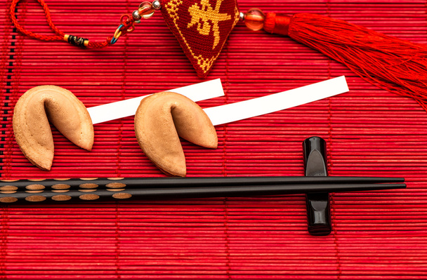 Chinese new years lucky charm, fortune cookies and black chopsti - Valokuva, kuva
