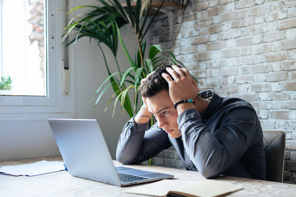 Boldogtalan fiatal fehér férfi szemüveges munkás nézi laptop képernyőn megdöbbent modul összeomlás vagy működési problémák. Frusztrált ember zavaros meglepett váratlan hiba számítógép eszköz. - Fotó, kép
