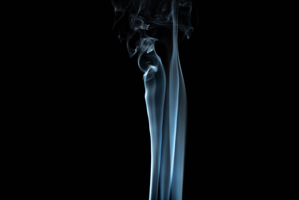 varilla de incienso con humo blanco sobre fondo negro - Foto, Imagen