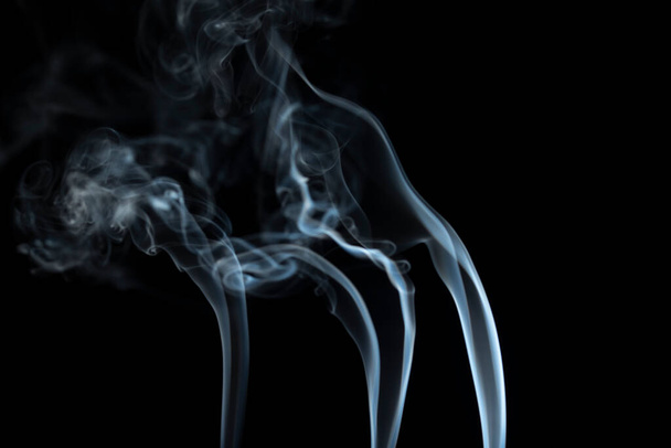 Ραβδί θυμίαμα με καπνό μαύρο φόντο - Φωτογραφία, εικόνα