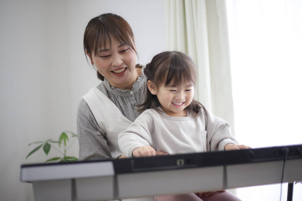 ピアノを練習している親子 - 写真・画像