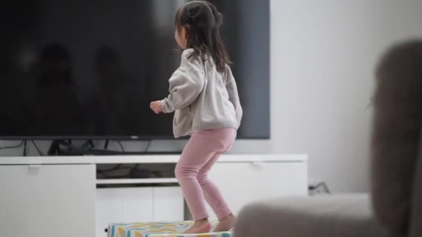 Girl playing on an indoor trampoline - Filmmaterial, Video