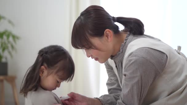 Mother measuring child's temperature - Filmmaterial, Video