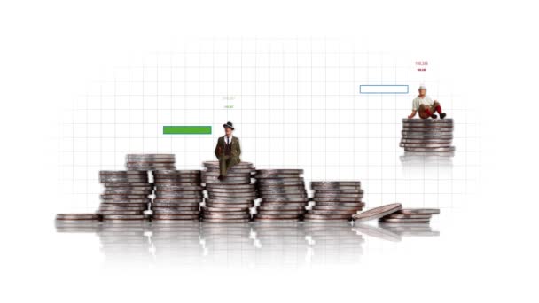 Egy halom érme és miniatűr ember grafikonnal. A jövedelmi egyenlőtlenség fogalma. - Felvétel, videó