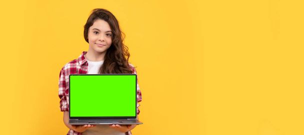 χαρούμενο έξυπνο παιδί που παρουσιάζει φορητό υπολογιστή στο σχολείο online μάθημα, σχολική έκθεση. - Φωτογραφία, εικόνα