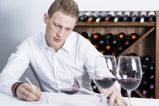 enólogo masculino examinando um vinho
 - Foto, Imagem