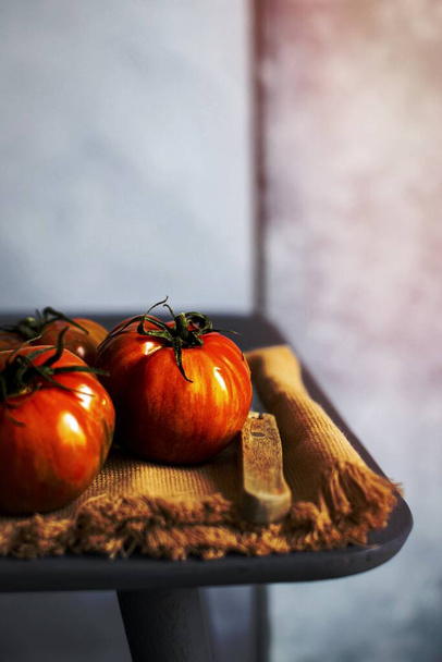 Tomates bio fraîches naturelles sur une table - Photo, image