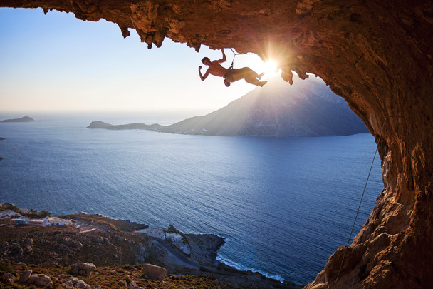 Αρσενικό ροκ ορειβάτης στο ηλιοβασίλεμα - Φωτογραφία, εικόνα