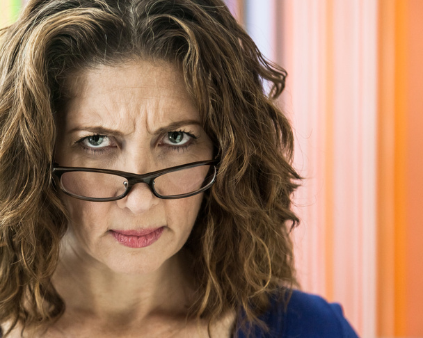сердитая женщина средних лет
 - Фото, изображение