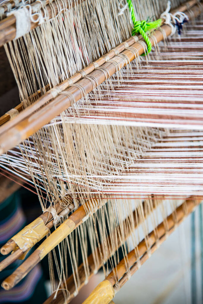 Hilo nativo en la máquina de tejer tradicional tailandesa, Tailandia. - Foto, Imagen