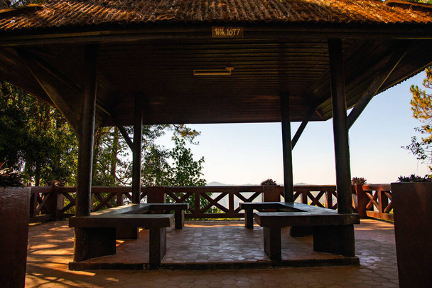 Maison de repos publique dans le parc national de Doi Phu Kha, Thaïlande. - Photo, image