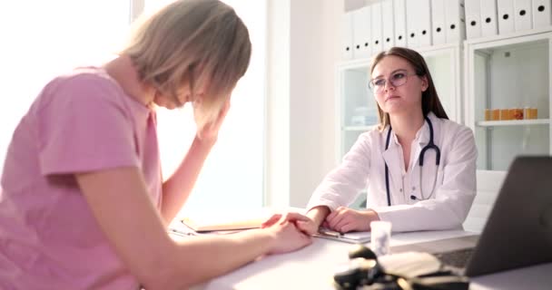 Gynekolog onkolog pomáhá ženě vyrovnat se se stresem. Pacient pláče u lékaře a cítí beznaděj - Záběry, video