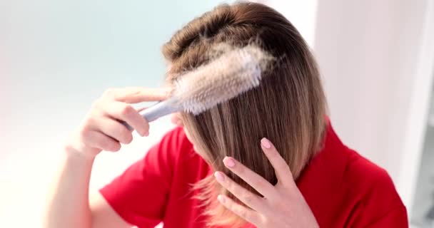 Mujer joven peina el cabello y se cae mucho. concepto de tratamiento de pérdida de cabello calvicie y alopecia - Metraje, vídeo