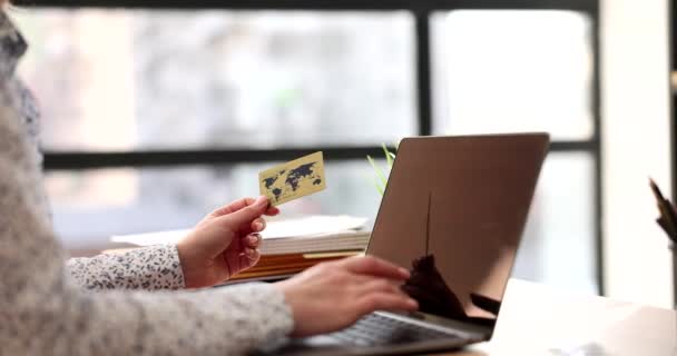 Кредитная банковская карта в руке и клавиатура компьютера. Безопасные онлайн-платежи при покупке товаров в Интернете - Кадры, видео