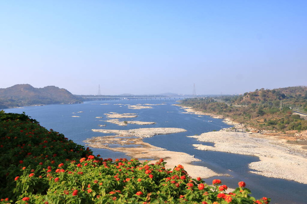 de nieuwe gora brug gezien vanaf 's werelds hoogste standbeeld, standbeeld van eenheid bij Narmada dam ook wel Sardar Sarovar Dam in Gujarat in India - Foto, afbeelding