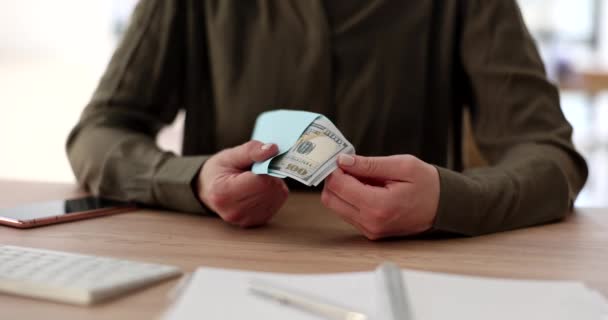 Kadın elleri iş yerindeki zarflarda dolar sayıyor. İşverenin maaşını zarf içinde almasının sonuçları ve işverenin cezai yükümlülüğü - Video, Çekim