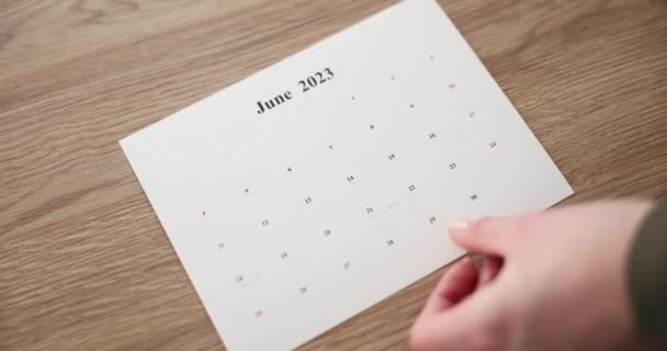 Το άτομο θέτει επί τάπητος ημερολόγιο διαφορετικών μηνών 2023. Σχεδιασμός και ατζέντα στόχων κινήτρων - Πλάνα, βίντεο