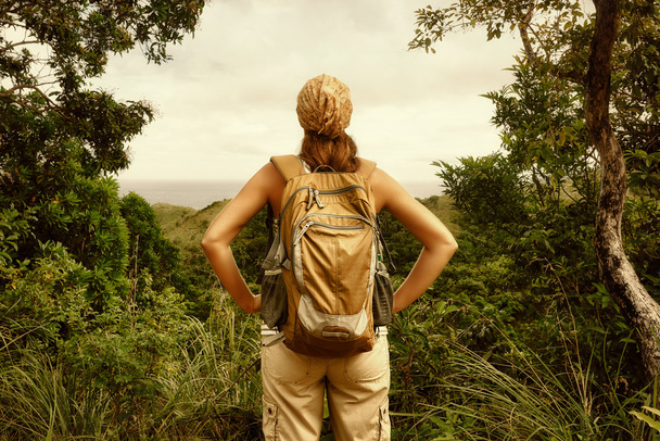 Mujer joven viajero con mochila en un bosque
. - Foto, imagen