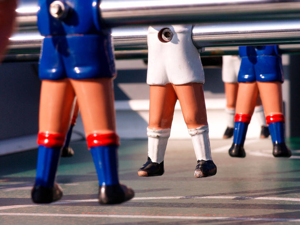 Fotbalový fotbalový stůl, detail nohou zdola - Fotografie, Obrázek