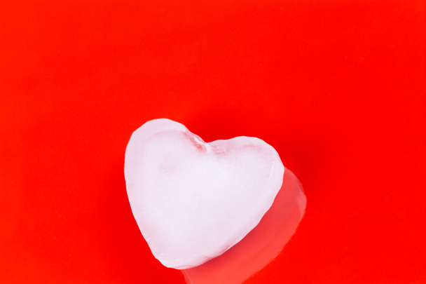 Walentynki kartkę z życzeniami z lód serca i pęcherzyki na czerwonym tle - Zdjęcie, obraz