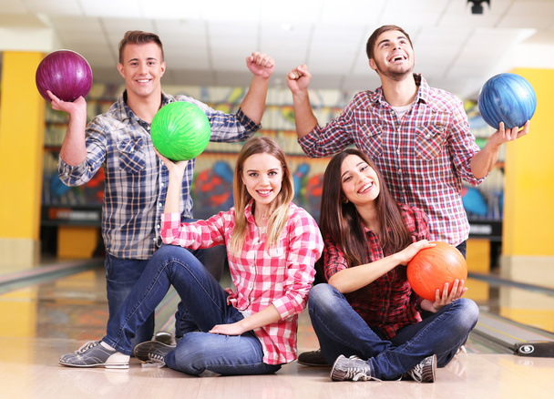 Friends in bowling club - Foto, afbeelding