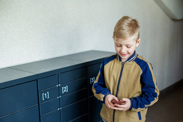 Mail shipping concept and online shopping. Boy client using automated self service post terminal machine or locker - Foto, Imagem