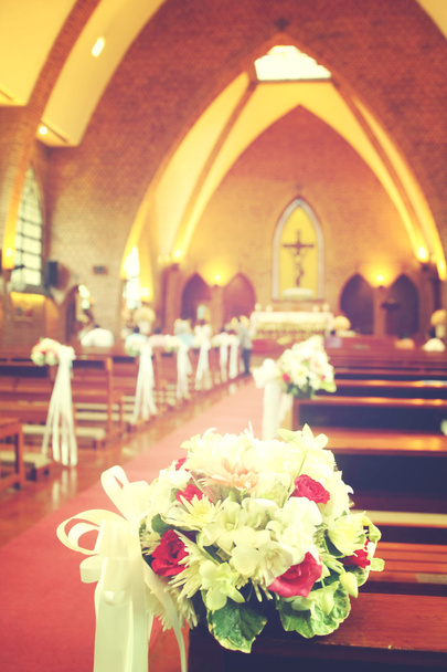 Hermosas flores decoración de la boda en la iglesia, proceso en vinta
 - Foto, imagen