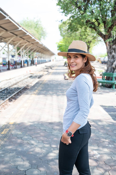 Donna asiatica con stazione ferroviaria Nakhon Lampang, provincia di Lampang. - Foto, immagini