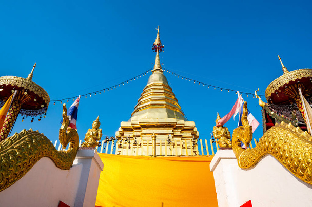 Golden pagoda of Phra That Doi Kham temple, Chiang Mai province. - Fotoğraf, Görsel