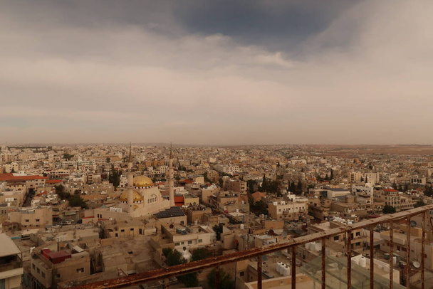 Γραφική θέα, πανόραμα από το καμπαναριό της εκκλησίας του Αγίου Ιωάννη του Βαπτιστή, Madaba, Ιορδανία 2021 - Φωτογραφία, εικόνα