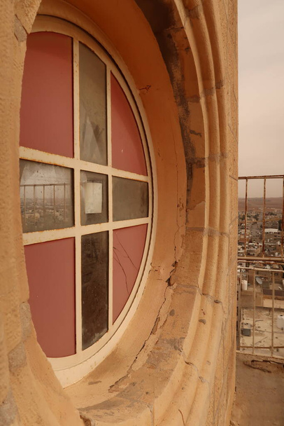 Παράθυρο στην κορυφή του καμπαναριού της εκκλησίας του Αγίου Ιωάννη του Βαπτιστή στη Madaba, Ιορδανία 2021 - Φωτογραφία, εικόνα