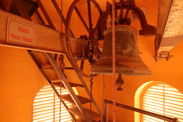 Campana dentro de la escalera del campanario de la iglesia de San Juan Bautista en Madaba, Jordania 2021 - Foto, imagen