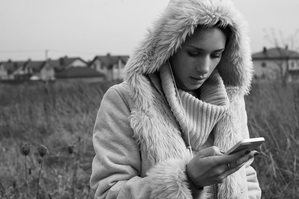 woman using smartphone close up - Valokuva, kuva