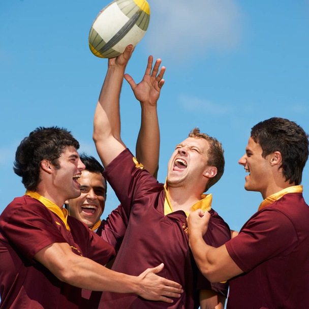 Trzymam piłkę. młoda drużyna rugby świętująca zwycięstwo - Zdjęcie, obraz