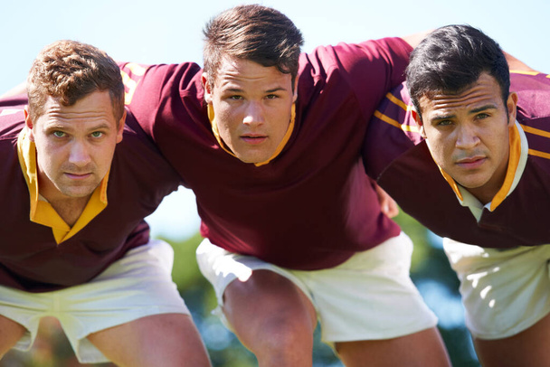 Vinimos a ganar. Retrato de un joven equipo de rugby haciendo cola para un scrum - Foto, Imagen
