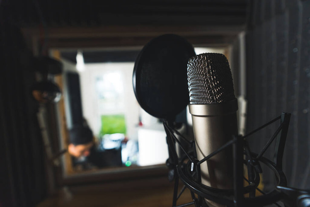 Mikrofon egy pop szűrővel az otthoni zenei stúdióban. Kiváló minőségű fénykép - Fotó, kép