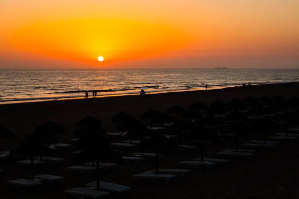 Закат на пляже La Barfa в Санкти-Петри, Кадис, Испания - Фото, изображение