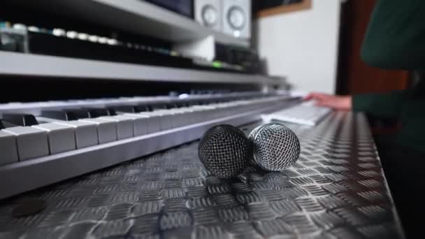 Μουσική εγγραφή σπίτι στούντιο χώρο εργασίας με μικρόφωνα. Υψηλής ποιότητας 4k πλάνα - Πλάνα, βίντεο