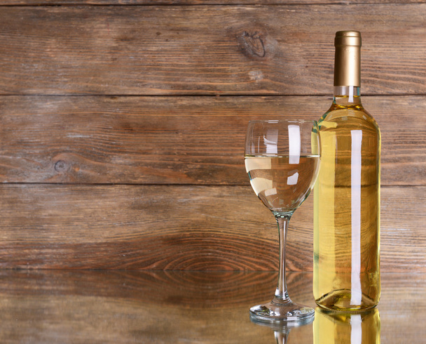 Белое вино на столе
 - Фото, изображение
