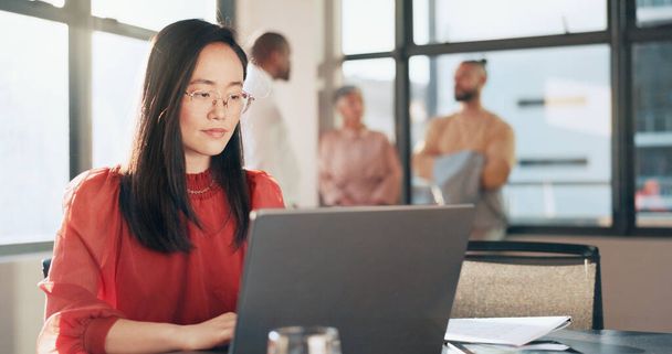 Бизнес, технологии и азиатская женщина в офисе, работающая с командой над ноутбуком, планшетом и компьютером на рабочем месте. Успех, командная работа и женская ходьба, встречи и планирование для цифрового маркетинга. - Фото, изображение