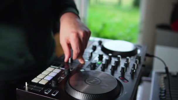 Handen van een man draaien mixers en tikken op knoppen op dj home set. Hoge kwaliteit 4k beeldmateriaal - Video