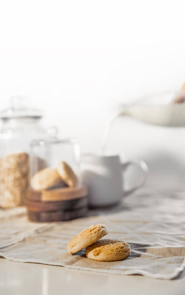 cookie-k és reggeli kávézás, tej vagy tea könnyű természetes gazdagodás, kinfolk stílusú reggeli. Kiváló minőségű fénykép - Fotó, kép