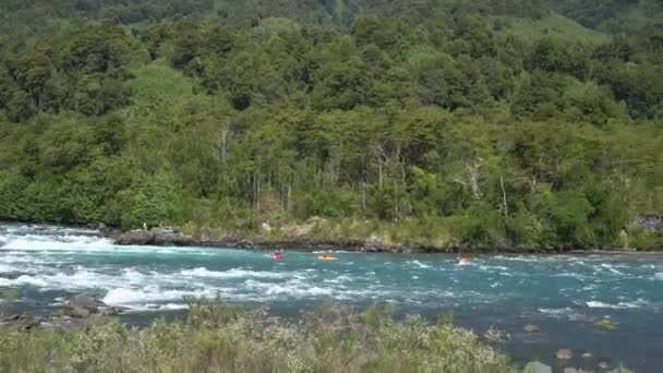 Rio Petrohue közel a lago todos los santos-hoz, egy népszerű úticél Osorno közelében Patagóniában, Chilében - Felvétel, videó
