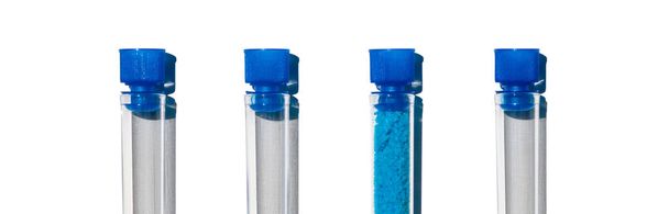 Produit chimique en flocons bleus dans une éprouvette avec bouchon, sulfate de cuivre (II). Ingrédient chimique cosmétique sur la table de laboratoire. - Photo, image