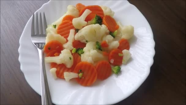 Смешанные овощи на тарелке - Кадры, видео