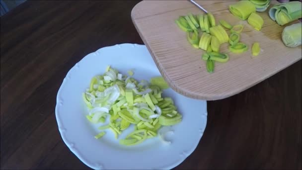Chopping leek in kitchen - Footage, Video