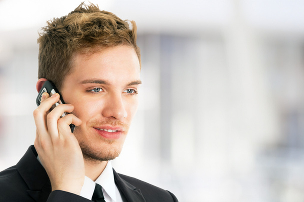 Smiling businessman talking on phone - Фото, изображение