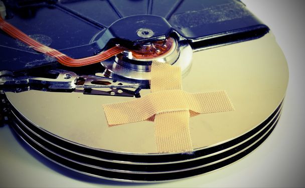 discos duros con una tirita
 - Foto, Imagen