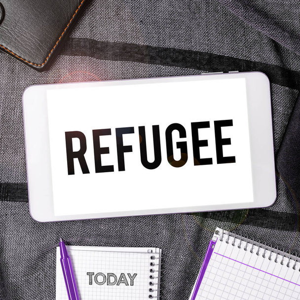 Texto título que presenta Refugiados, Enfoque empresarial se refieren a los movimientos de grandes grupos de personas desplazadas - Foto, imagen